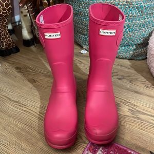 Short hot pink hunter rain boots